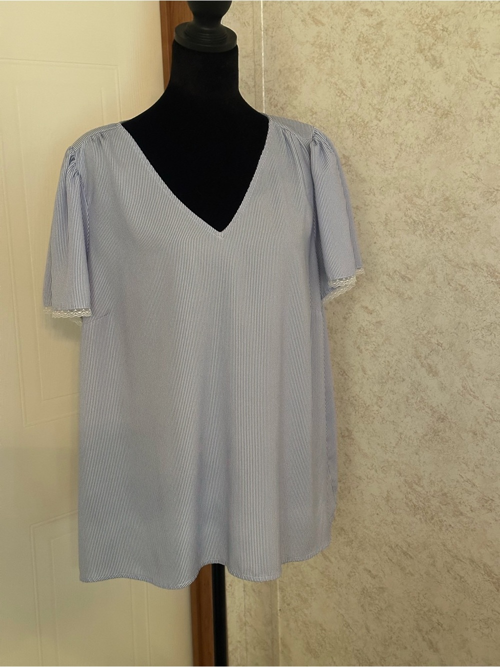 LC Lauren Conrad Blue White Stripes Blouse XL V Neck Flutter Sleeve Lace Trim To
